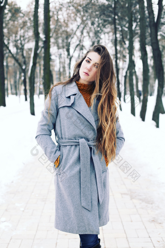 冬天穿大衣的长发女人