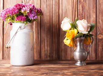 木桌花瓶中的花卉摄影图