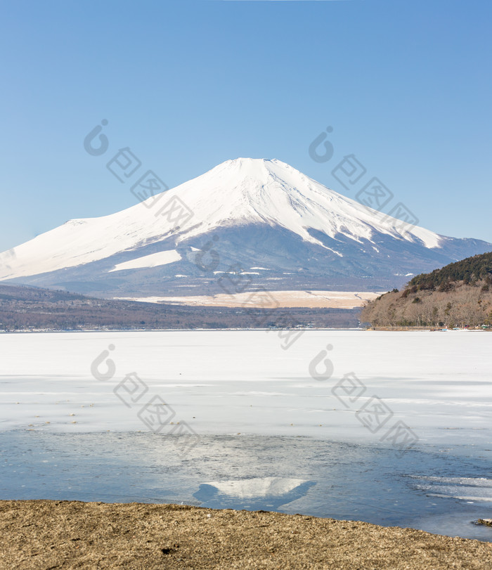 蓝色调美丽的富士山摄影图