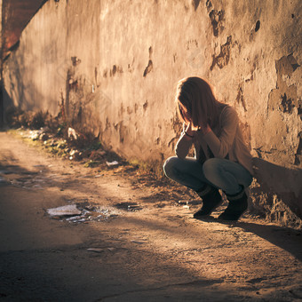 <strong>怀旧风格</strong>斑驳的墙下的女孩摄影图