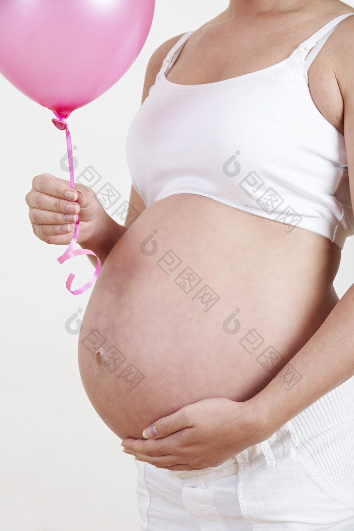 灰色调拿汽球的孕妇摄影图