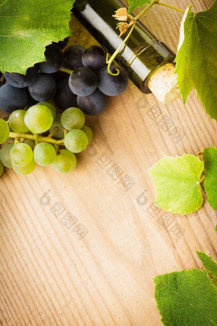 木板上的葡和葡萄酒