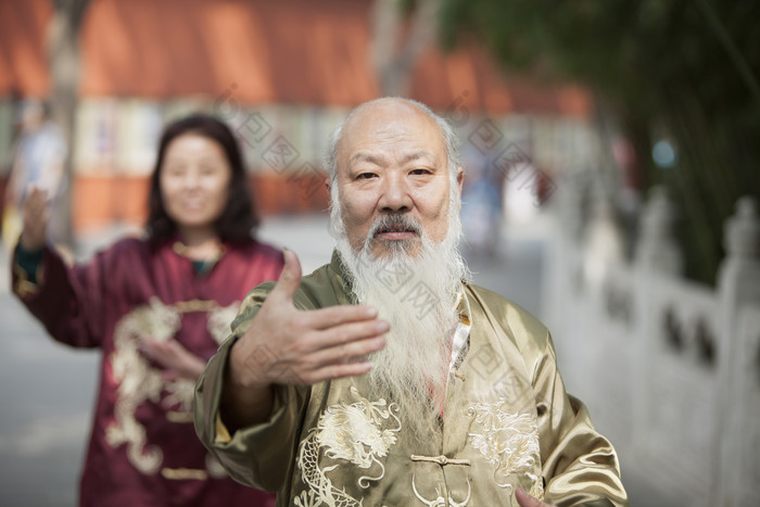 打太极锻炼的老年人