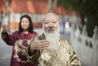 打太极锻炼的老年人