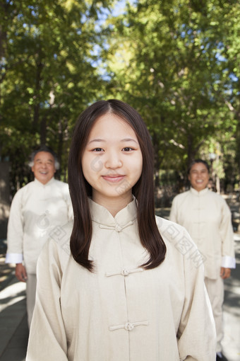 打太极的女孩摄影图