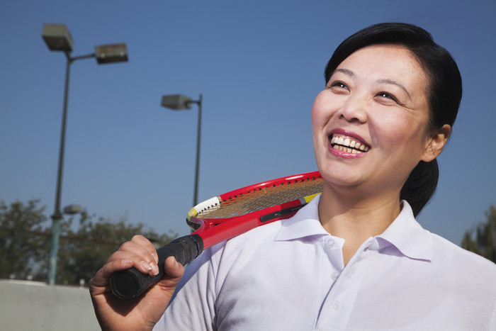 羽毛球拍成熟的女人广场微笑运动体育摄影