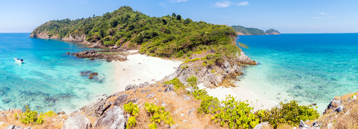 大海沙滩蓝天白云大自然风景户外旅游摄影图