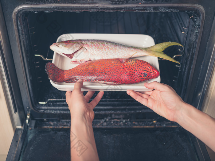 红色的生鱼放进烤箱里