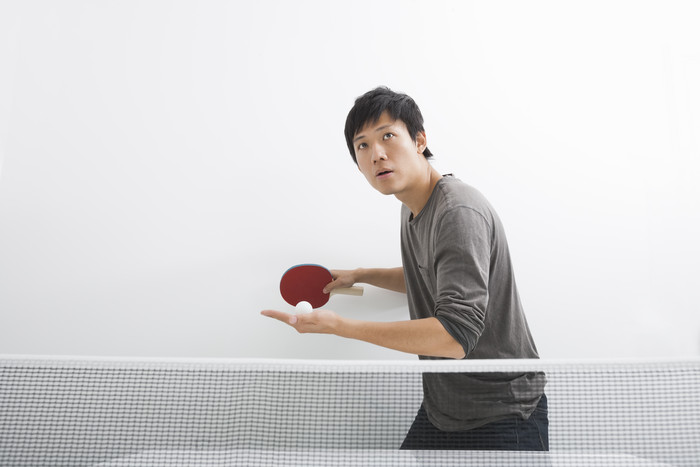 灰色打乒乓球的的男子摄影图