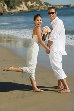 在海边拍婚纱照的情侣