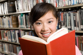 图书馆看书的女孩笑脸