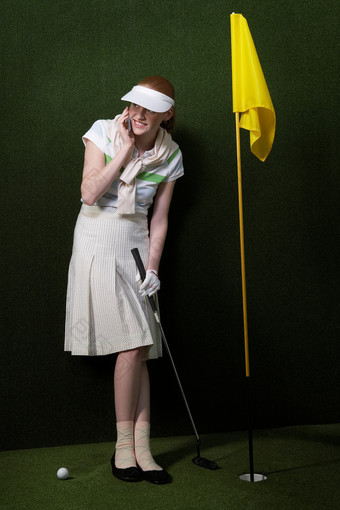 打高尔夫球的女孩