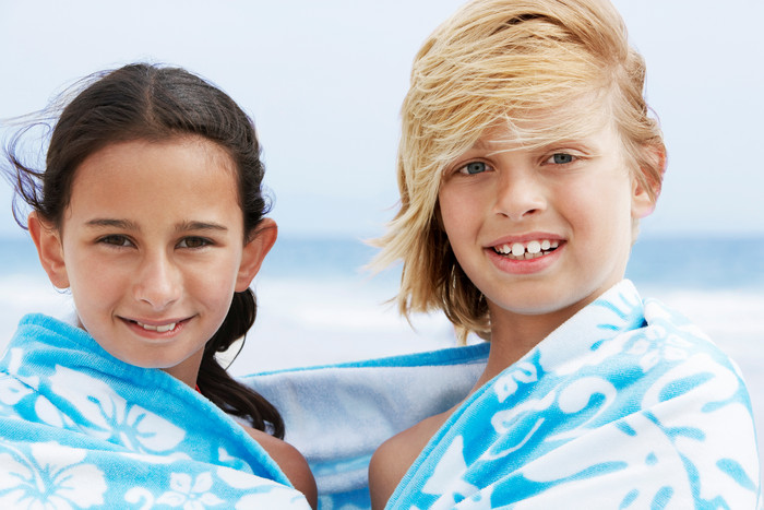 蓝色调裹毯子的两个孩子摄影图