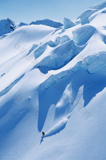 蓝色很漂亮的大雪山摄影图