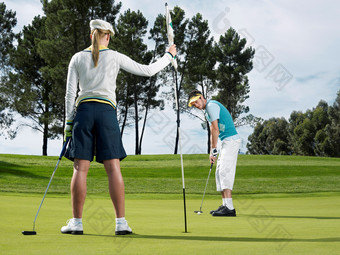 清新风格打高尔夫的夫妻摄影图