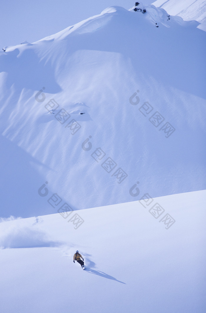 蓝色调大雪山滑雪摄影图