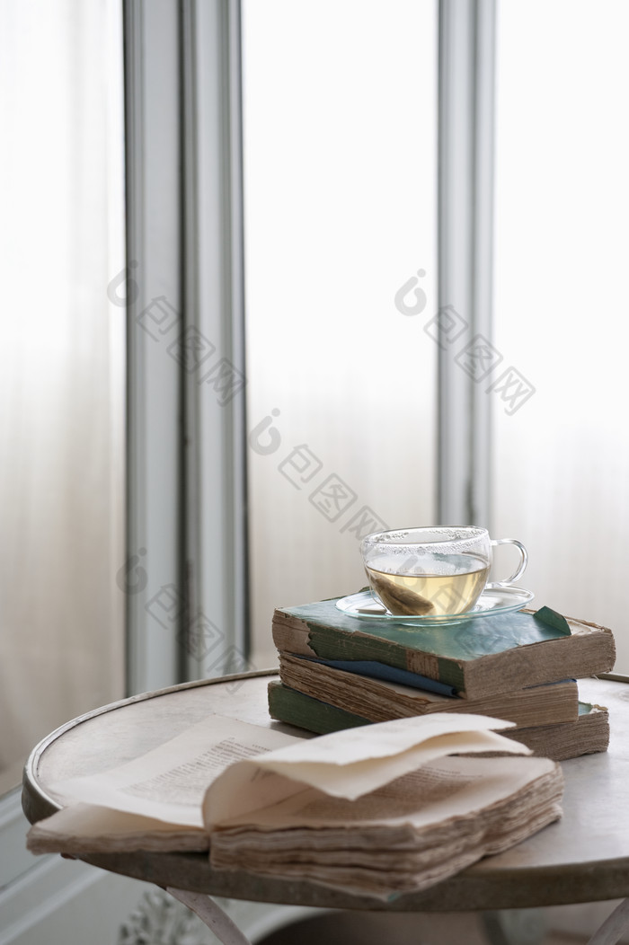 圆桌上的书籍和茶水