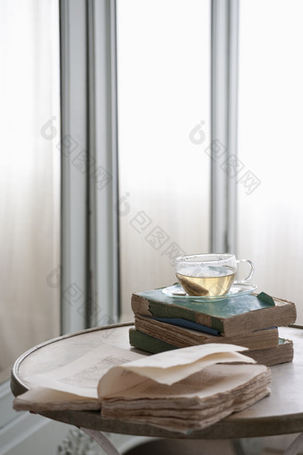 <strong>圆桌</strong>上的书籍和茶水