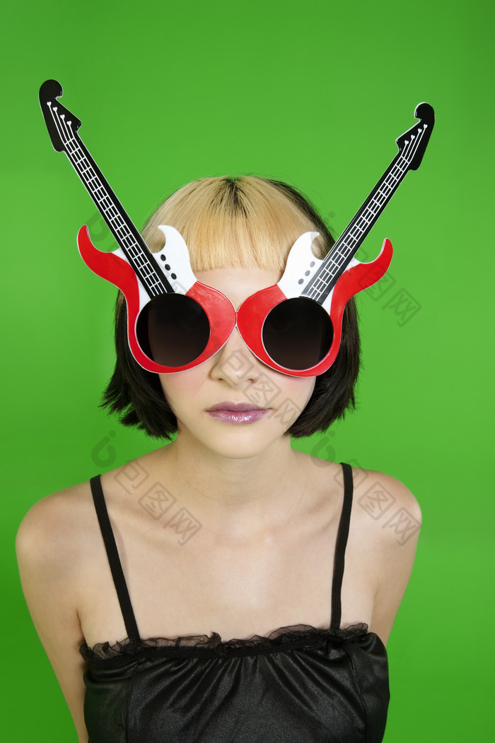 戴着吉他眼镜的女人