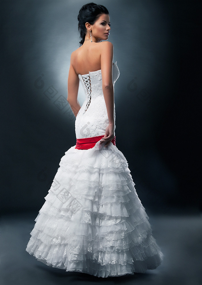 穿婚纱女人背影摄影图