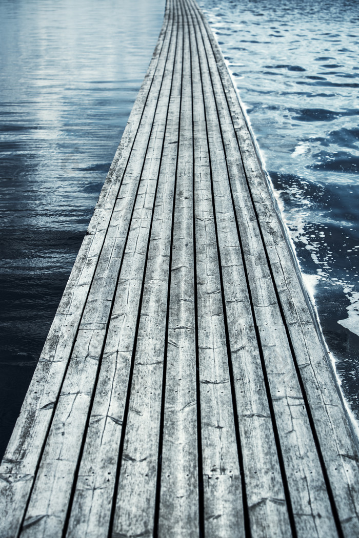 木板桥在水面上摄影图