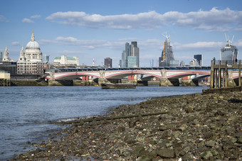城市河边的石子摄影图