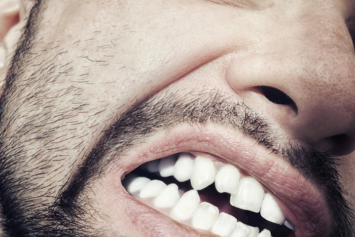 男人的牙齿摄影图
