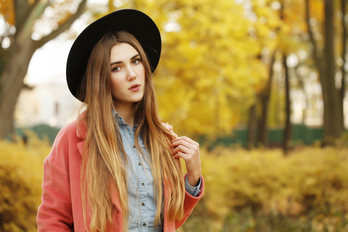 秋天戴帽子的金发女孩