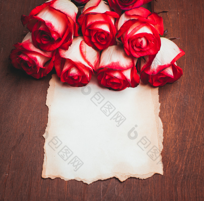 破旧卡片和玫瑰花鲜花