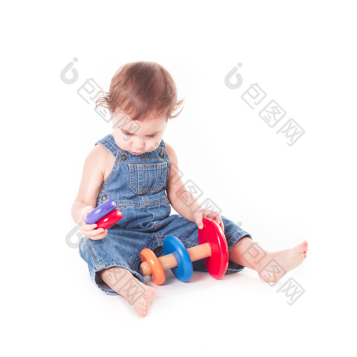 坐地上玩玩具的小婴儿