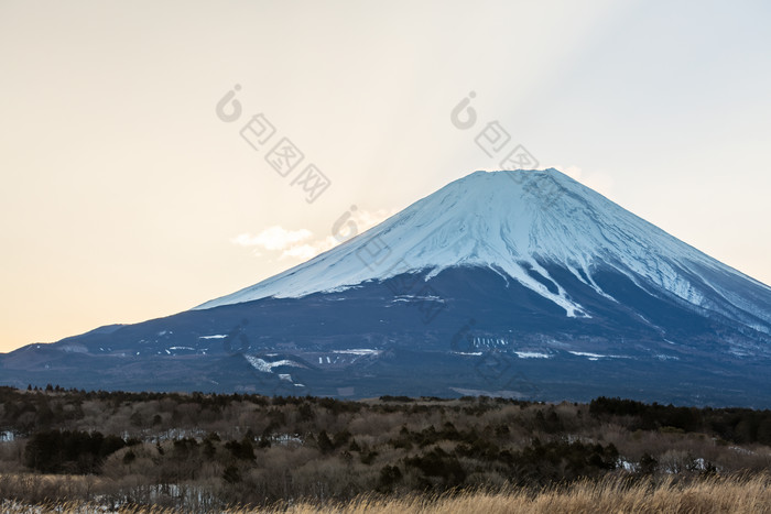 暗色调富士山美景摄影图
