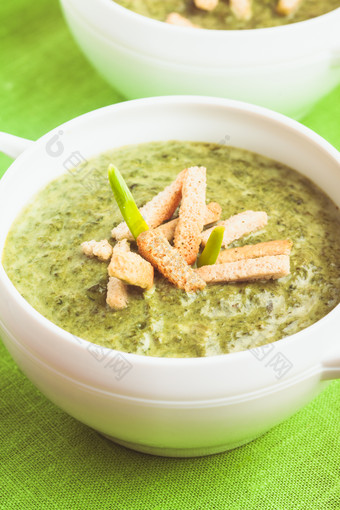 绿色调美味汤品摄影图