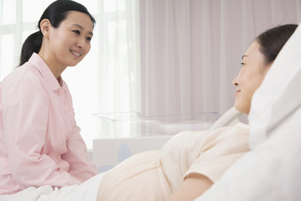 医生与病床上的孕妇交流
