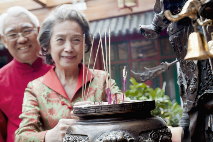 上香祈福的中国老人