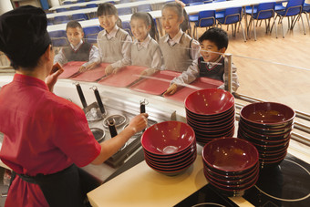 餐厅打饭的学生摄影图