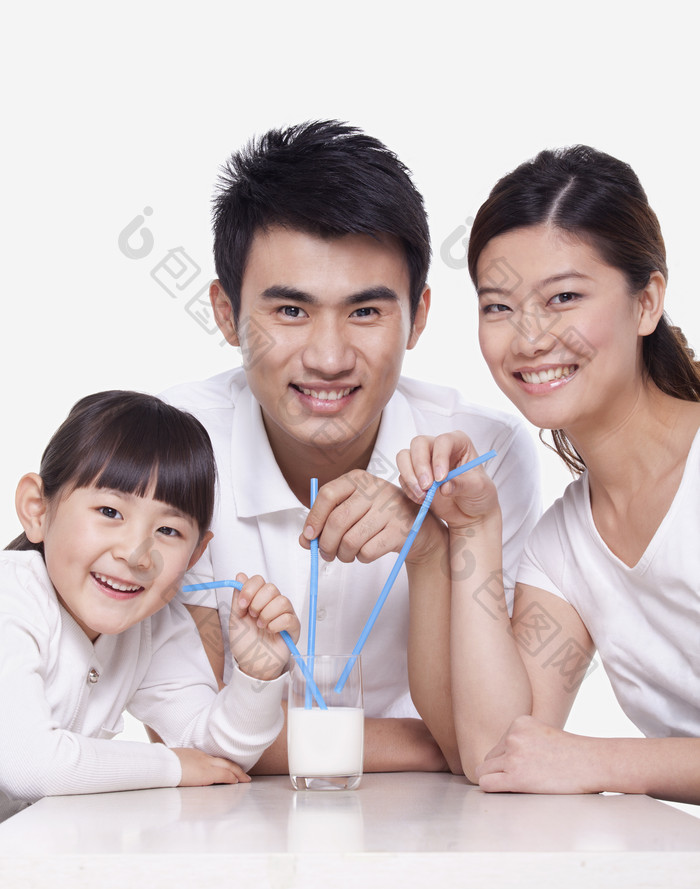 幸福一家三口爸爸妈妈女儿喝牛奶吸管家庭