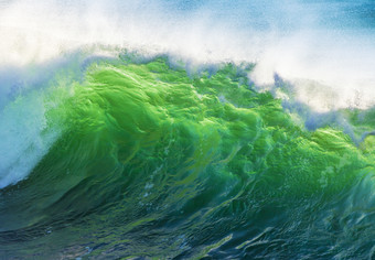 <strong>激起</strong>的绿色海浪摄影图