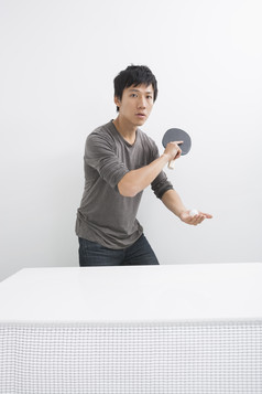 灰色调打乒乓球的的男子摄影图
