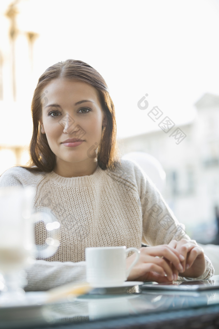 简约喝着咖啡的女孩摄影图