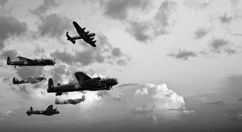 灰色调空中的战斗机摄影图