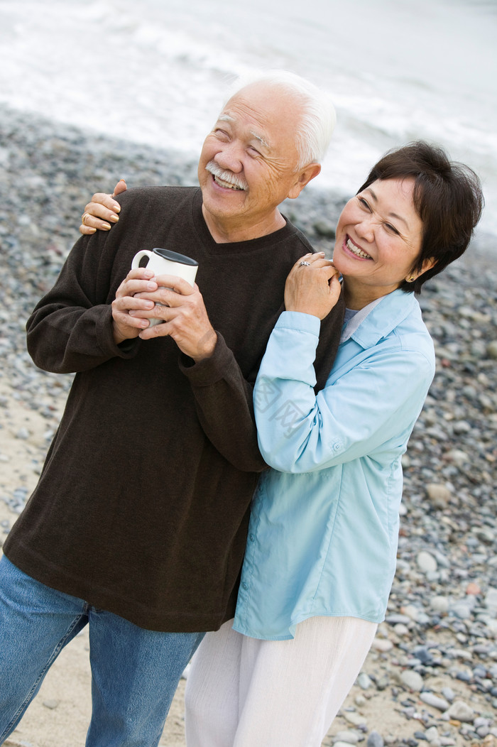海滩喝水的老年夫妻图片