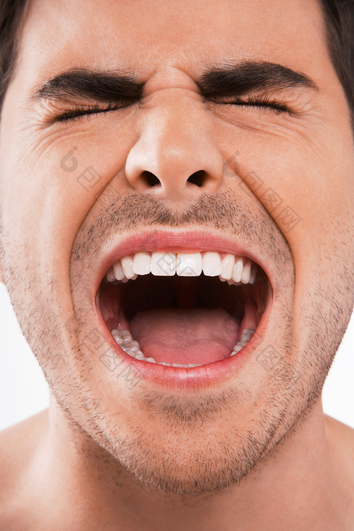 崩溃大喊的男人