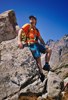 登山石头上休息的男人