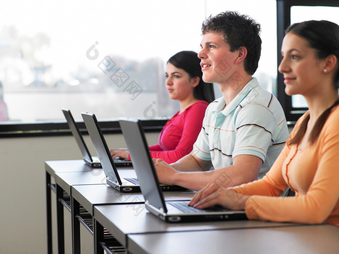 青年男女坐在电脑桌前