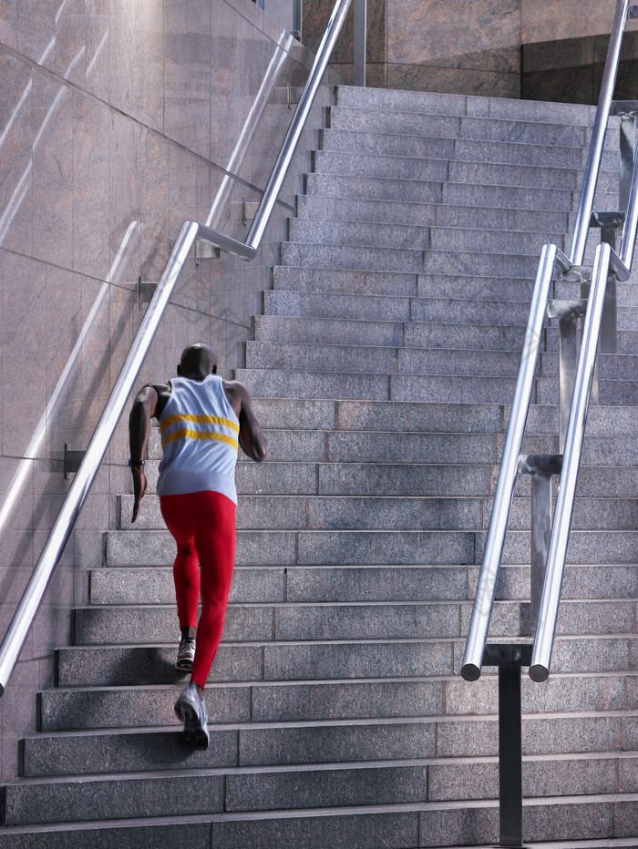 上楼爬楼的男人