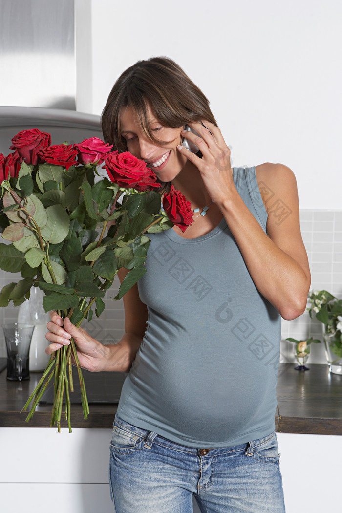深色调拿玫瑰的孕妇摄影图