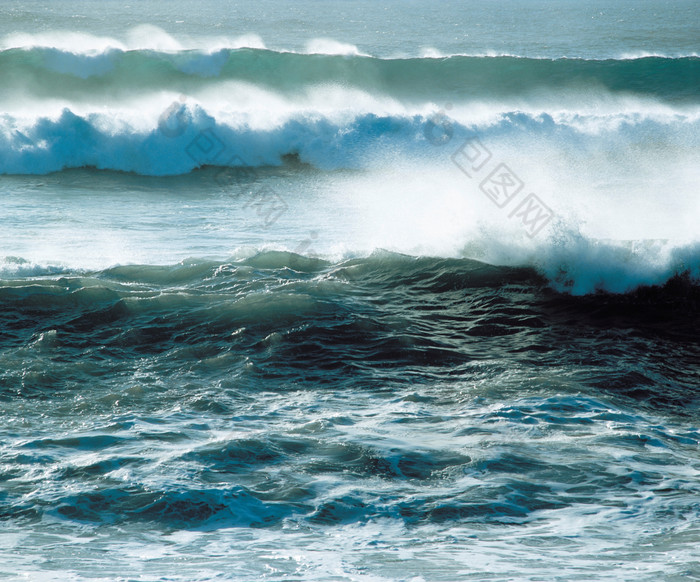 深色调汹涌海浪摄影图