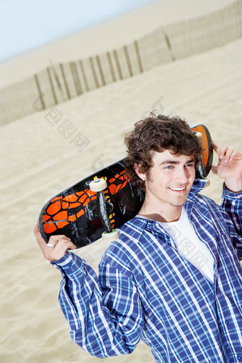 简约风玩滑板的少年摄影图