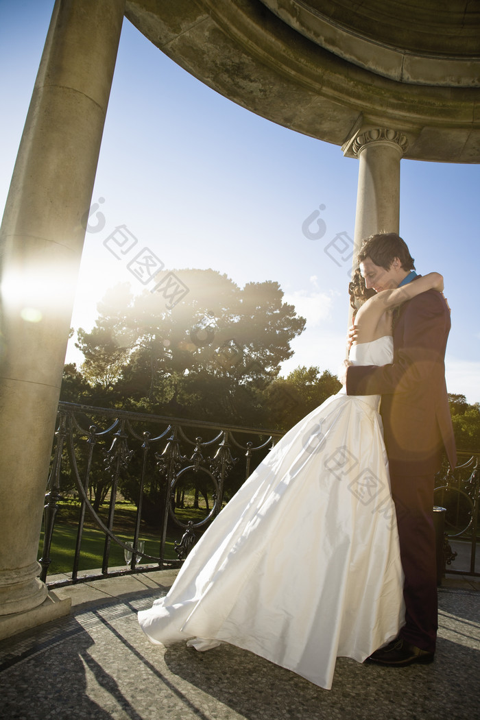 暗色调相拥的新婚夫妻摄影图