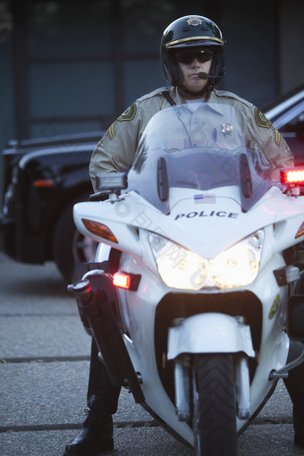 摩托车上的警察摄影图